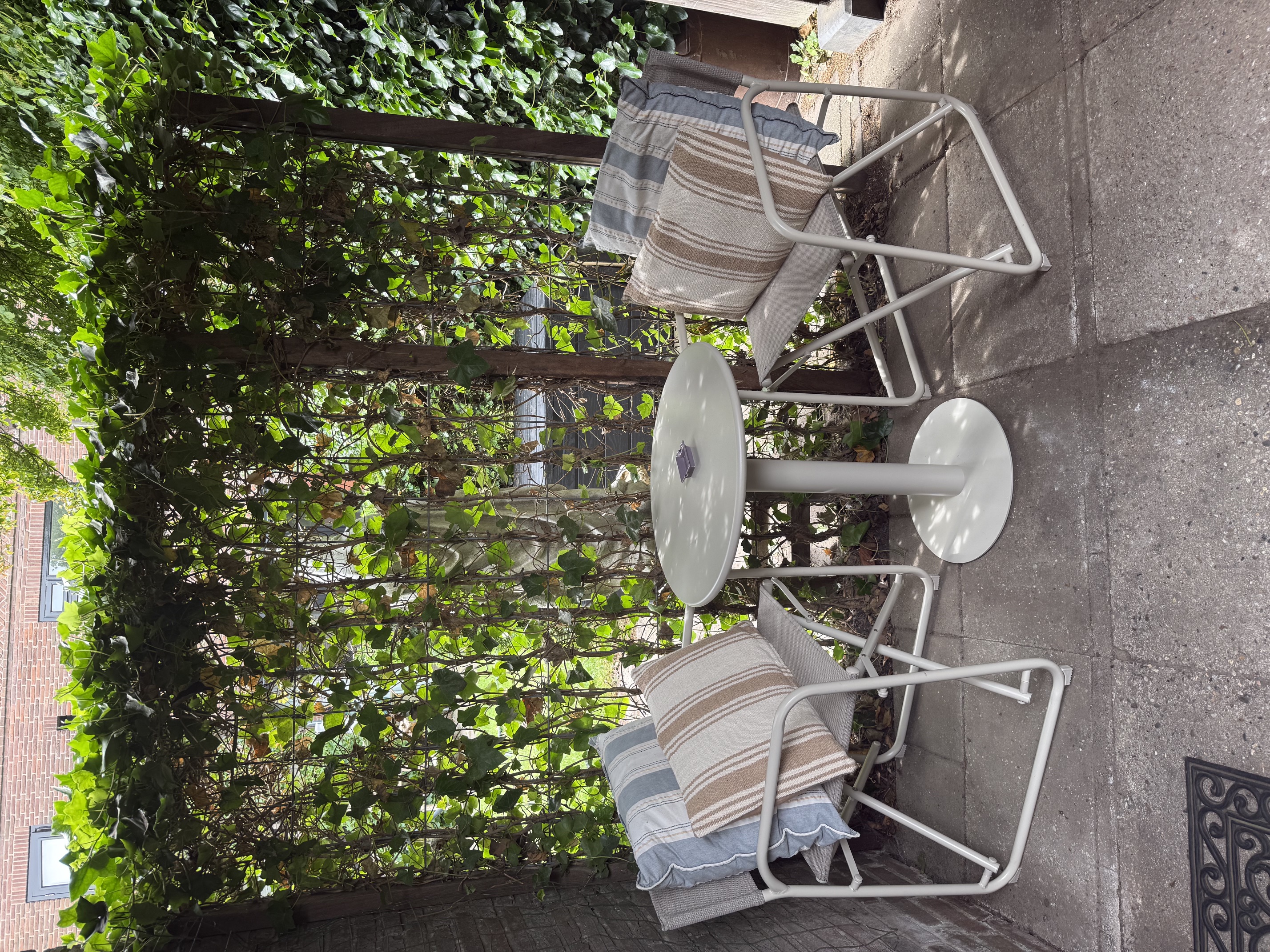 Terras met stoelen